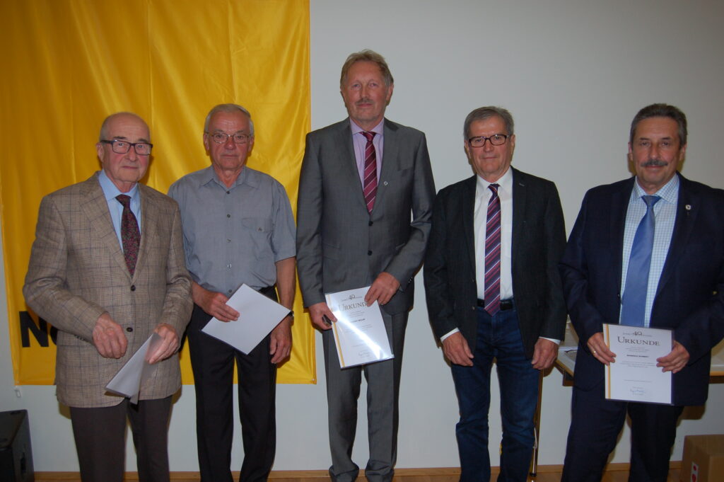 Für 40 Jahre Vereinszugehörigkeit wurden beim ADAC-Ortsclub Feuchtwangen Heinz Wünschenmeyer, Walter Kundner, Herbert Müller, Walter Springer und Reinhold Schmidt (von links) ausgezeichnet.